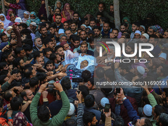 Relatives and mourners carry the body of Kashmiri doctor Shahnawaz Dar at Nadigam village southwest of Srinagar, Jammu and Kashmir, on Octob...