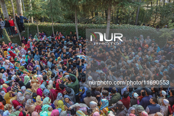 Relatives and mourners carry the body of Kashmiri doctor Shahnawaz Dar at Nadigam village southwest of Srinagar, Jammu and Kashmir, on Octob...