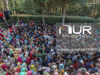 Relatives and mourners carry the body of Kashmiri doctor Shahnawaz Dar at Nadigam village southwest of Srinagar, Jammu and Kashmir, on Octob...