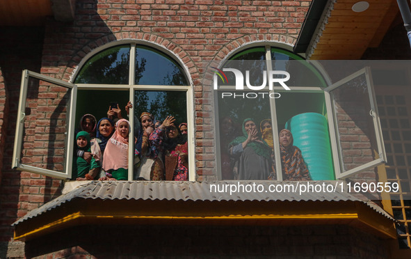 Relatives and mourners grieve during the funeral procession of Kashmiri doctor Shahnawaz Dar in Nadigam village, southwest of Srinagar, Jamm...