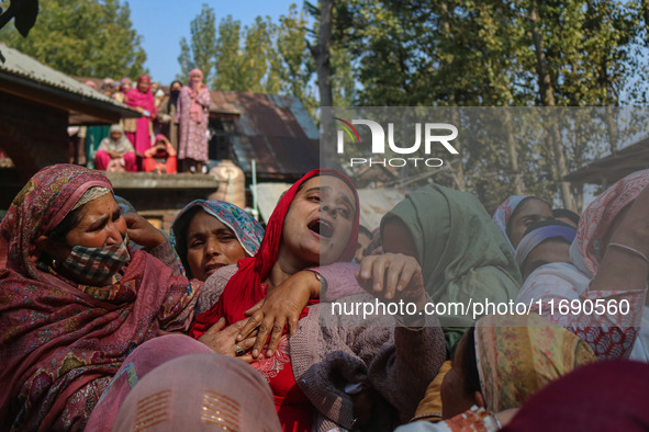 Relatives and mourners grieve during the funeral procession of Kashmiri doctor Shahnawaz Dar in Nadigam village, southwest of Srinagar, Jamm...