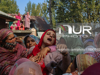 Relatives and mourners grieve during the funeral procession of Kashmiri doctor Shahnawaz Dar in Nadigam village, southwest of Srinagar, Jamm...