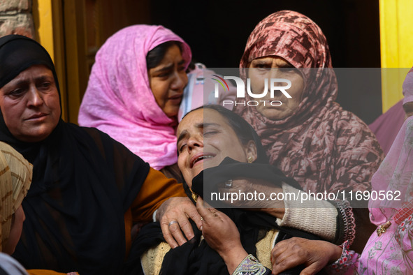 Relatives and mourners grieve during the funeral procession of Kashmiri doctor Shahnawaz Dar in Nadigam village, southwest of Srinagar, Jamm...