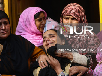 Relatives and mourners grieve during the funeral procession of Kashmiri doctor Shahnawaz Dar in Nadigam village, southwest of Srinagar, Jamm...