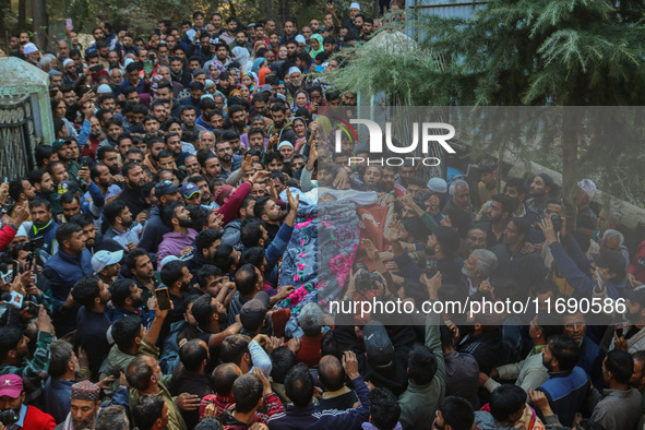 Relatives and mourners carry the body of Kashmiri doctor Shahnawaz Dar at Nadigam village southwest of Srinagar, Jammu and Kashmir, on Octob...