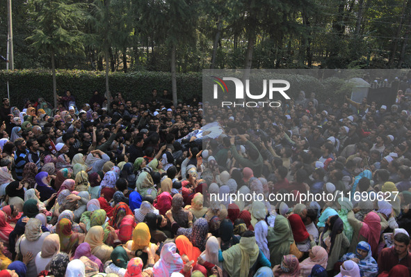 People carry the dead body of Doctor Shahnawaz Ahmad Dar during his funeral ceremony at his native village in Nadigam in central Kashmir's B...