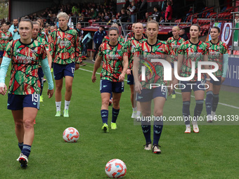 Caitlin Foord, Mariona Caldentey, Lia Walti, Emily Fox, and Steph Catley of Arsenal participate in the pre-match warm-up during the Barclays...