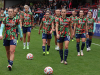 Caitlin Foord, Mariona Caldentey, Lia Walti, Emily Fox, and Steph Catley of Arsenal participate in the pre-match warm-up during the Barclays...