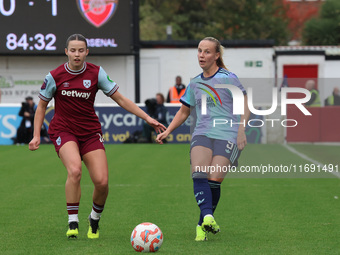 Beth Mead of Arsenal plays during the Barclays FA Women's Super League soccer match between West Ham United Women and Arsenal Women at The C...