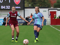 Beth Mead of Arsenal plays during the Barclays FA Women's Super League soccer match between West Ham United Women and Arsenal Women at The C...