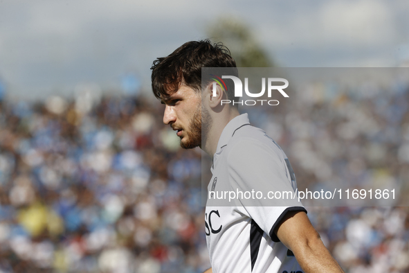 Napoli's Khvicha Kvaratskhelia looks on during the Serie A soccer match between Empoli FC and SSC Napoli at Stadio Carlo Castellani in Empol...