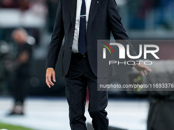 Simone Inzaghi head coach of FC Internazionale gestures during the Serie A Enilive match between AS Roma and FC Internazionale at Stadio Oli...