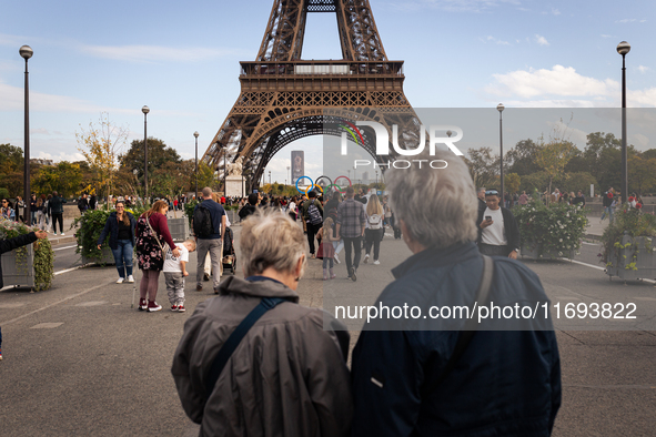 In Paris, France, on October 21, 2024, Paris City Hall definitively closes the Iena Bridge to car traffic. This emblematic bridge linking th...