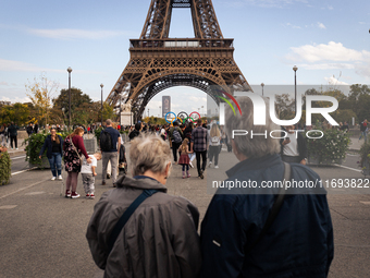 In Paris, France, on October 21, 2024, Paris City Hall definitively closes the Iena Bridge to car traffic. This emblematic bridge linking th...