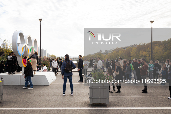 In Paris, France, on October 21, 2024, Paris City Hall definitively closes the Iena Bridge to car traffic. This emblematic bridge linking th...