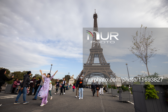 In Paris, France, on October 21, 2024, Paris City Hall definitively closes the Iena Bridge to car traffic. This emblematic bridge linking th...