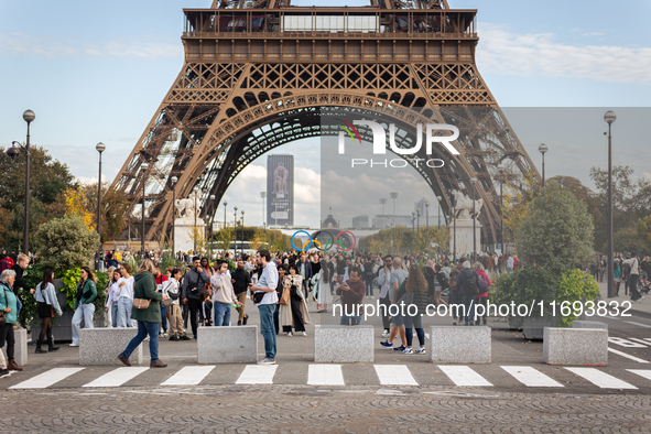 In Paris, France, on October 21, 2024, Paris City Hall definitively closes the Iena Bridge to car traffic. This emblematic bridge linking th...