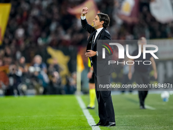 Simone Inzaghi head coach of FC Internazionale gestures during the Serie A Enilive match between AS Roma and FC Internazionale at Stadio Oli...