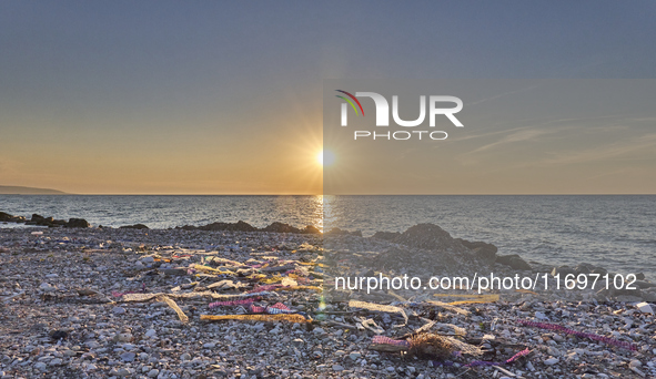 Huge quantities of tubular nets used for mussel farming and buoys employed in the fishing industry invade the sea and the coast around the l...