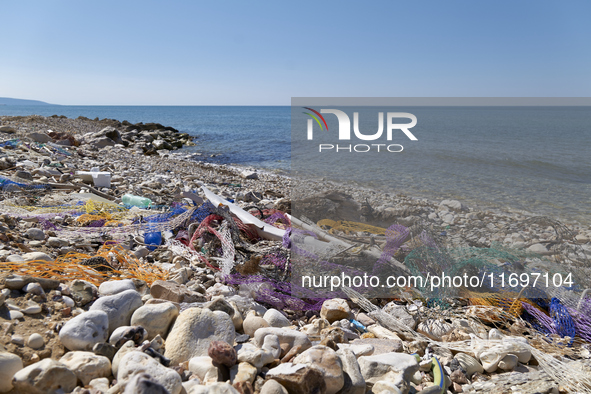 Huge quantities of tubular nets used for mussel farming and buoys employed in the fishing industry invade the sea and the coast around the l...