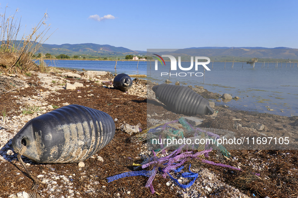 Huge quantities of tubular nets used for mussel farming and buoys employed in the fishing industry invade the sea and the coast around the l...