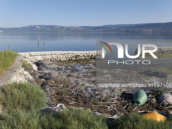 Huge quantities of tubular nets used for mussel farming and buoys employed in the fishing industry invade the sea and the coast around the l...