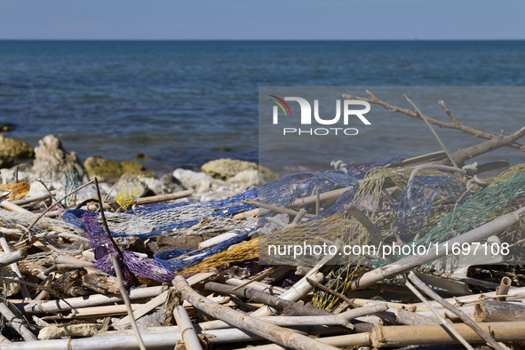 Huge quantities of tubular nets used for mussel farming and buoys employed in the fishing industry invade the sea and the coast around the l...