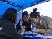 Undergraduate, master's, and doctoral students in the pharmaceutical industry look for jobs at a large-scale on-site itinerant recruitment f...