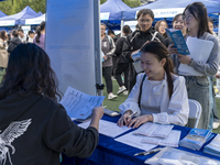 Undergraduate, master's, and doctoral students in the pharmaceutical industry look for jobs at a large-scale on-site itinerant recruitment f...