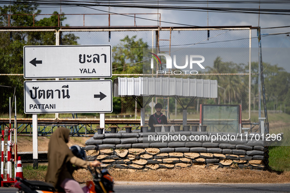 An armed soldier works at a checkpoint in Pattani. Special Forces, the Black Army, and Volunteer Force Operations in Thailand's Deep South p...