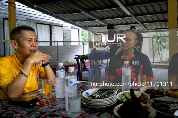 Rajtha Netsawang, Mayor of Thung Yang Dang District, Pattani, meets with the media to discuss the status of the situation. Special Forces, t...