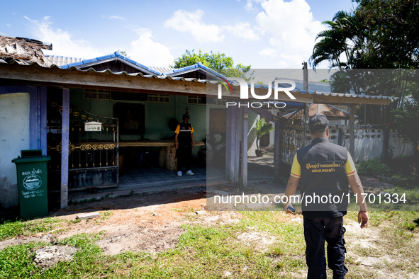 Apichat Wongsuwan, Community Head of Tung Yang District, Pattani, takes the media to the Leader's Residence to discuss the status of the sit...