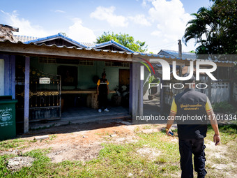 Apichat Wongsuwan, Community Head of Tung Yang District, Pattani, takes the media to the Leader's Residence to discuss the status of the sit...