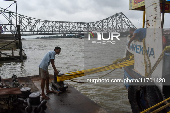 Workers tie a boat to a jetty as a precautionary measure against Cyclone Dana in Kolkata, India, on October 24, 2024. The Regional Meteorolo...