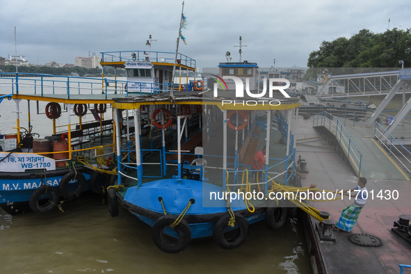 Workers tie a boat to a jetty as a precautionary measure against Cyclone Dana in Kolkata, India, on October 24, 2024. The Regional Meteorolo...