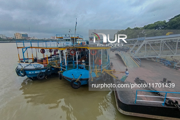 Workers tie a boat to a jetty as a precautionary measure against Cyclone Dana in Kolkata, India, on October 24, 2024. The Regional Meteorolo...