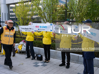 Choi Sung-ryong (left), the head of the National Association for Families of Abductees by North Korea, announces plans to launch leaflets to...