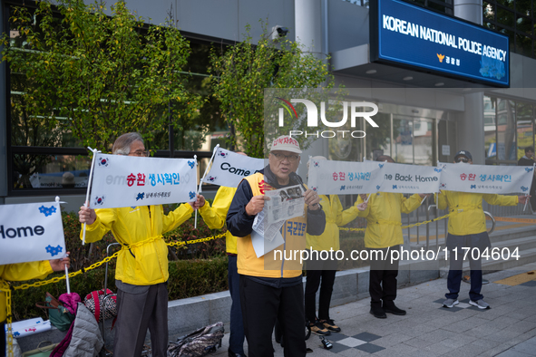 Choi Sung-ryong (center), the head of the National Association for Families of Abductees by North Korea, announces plans to launch leaflets...