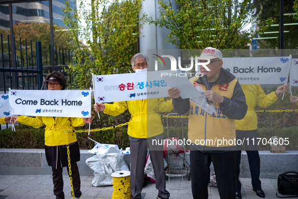 Choi Sung-ryong (right), the head of the National Association for Families of Abductees by North Korea, announces plans to launch leaflets t...