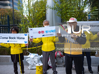 Choi Sung-ryong (right), the head of the National Association for Families of Abductees by North Korea, announces plans to launch leaflets t...