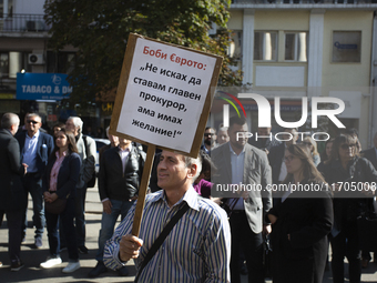 Lawyers protest in front of the Sofia Courthouse in Sofia, Bulgaria, on October 25, 2024, against the procedure for selecting a new Prosecut...