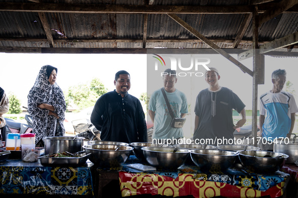 Customers grab lunch after praying at a mosque in Tak Bai. Daily life in Tak Bai, Narathiwat, Thailand, on October 25, 2024, reflects the hi...