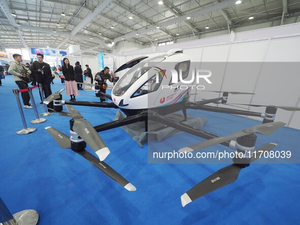 The audience visits the ''manned unmanned electric vertical takeoff and landing aircraft'' at the 2nd CATA Aviation Conference in Beijing, C...