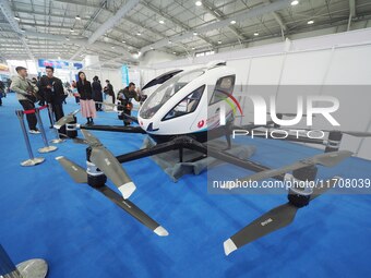 The audience visits the ''manned unmanned electric vertical takeoff and landing aircraft'' at the 2nd CATA Aviation Conference in Beijing, C...