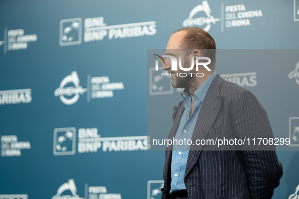 Ralph Fiennes attends the ''Conclave'' photocall during the 19th Rome Film Festival at Auditorium Parco Della Musica in Rome, Italy, on Octo...