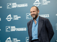 Ralph Fiennes attends the ''Conclave'' photocall during the 19th Rome Film Festival at Auditorium Parco Della Musica in Rome, Italy, on Octo...