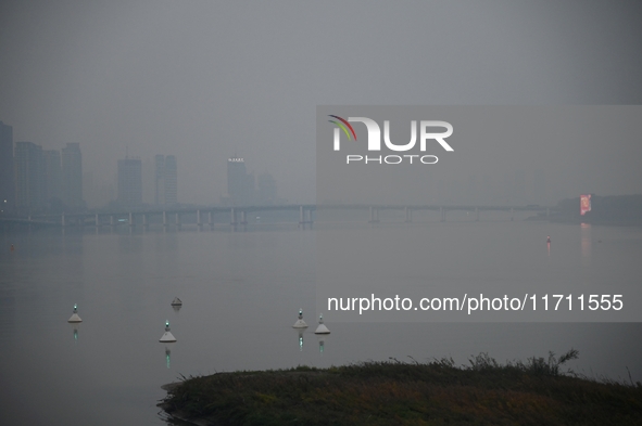 A photo taken on October 26, 2024, shows the bank of the Songhua River under smog in Jilin City, Jilin Province, China. 