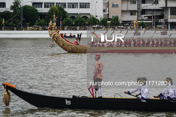 Thai oarsmen in traditional costume row during the Royal Barge Procession for the Royal Kathin ceremony along the Chao Phraya River in Bangk...