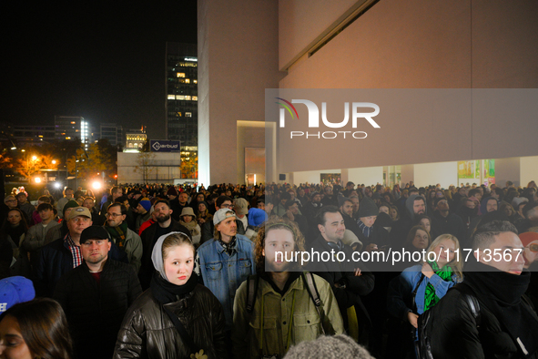 Visitors wait for the official opening at the opening of the new Museum of Modern Art (Muzeum Sztuki Nowoczesnej) in Warsaw, Poland on 25 Oc...