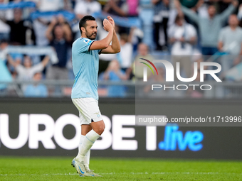 Pedro of SS Lazio celebrates the victory at the end of the Serie A Enilive match between SS Lazio and Genoa CF at Stadio Olimpico on October...